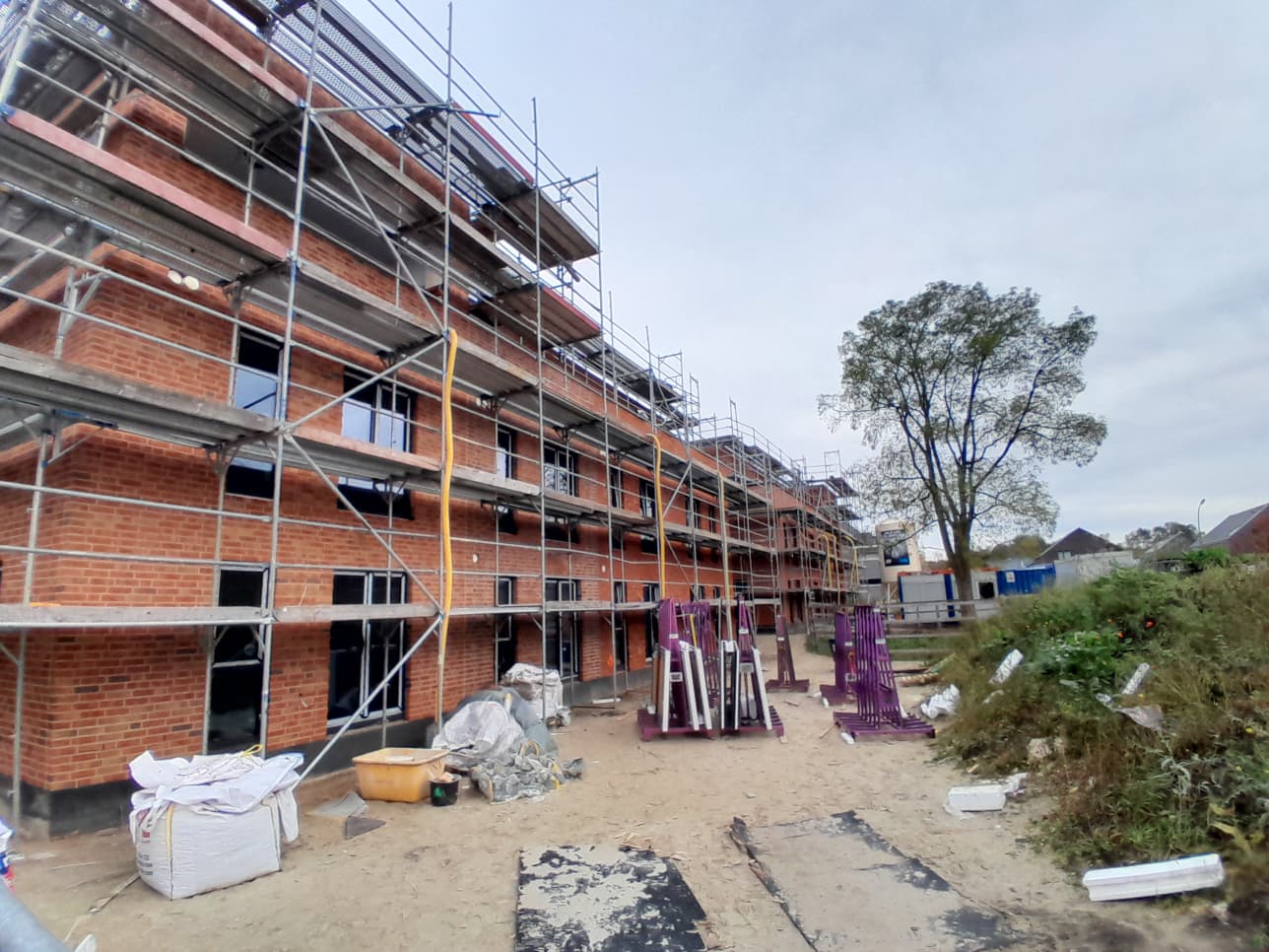 Baustelle mit energetischer Sanierung und Planungsunterlagen